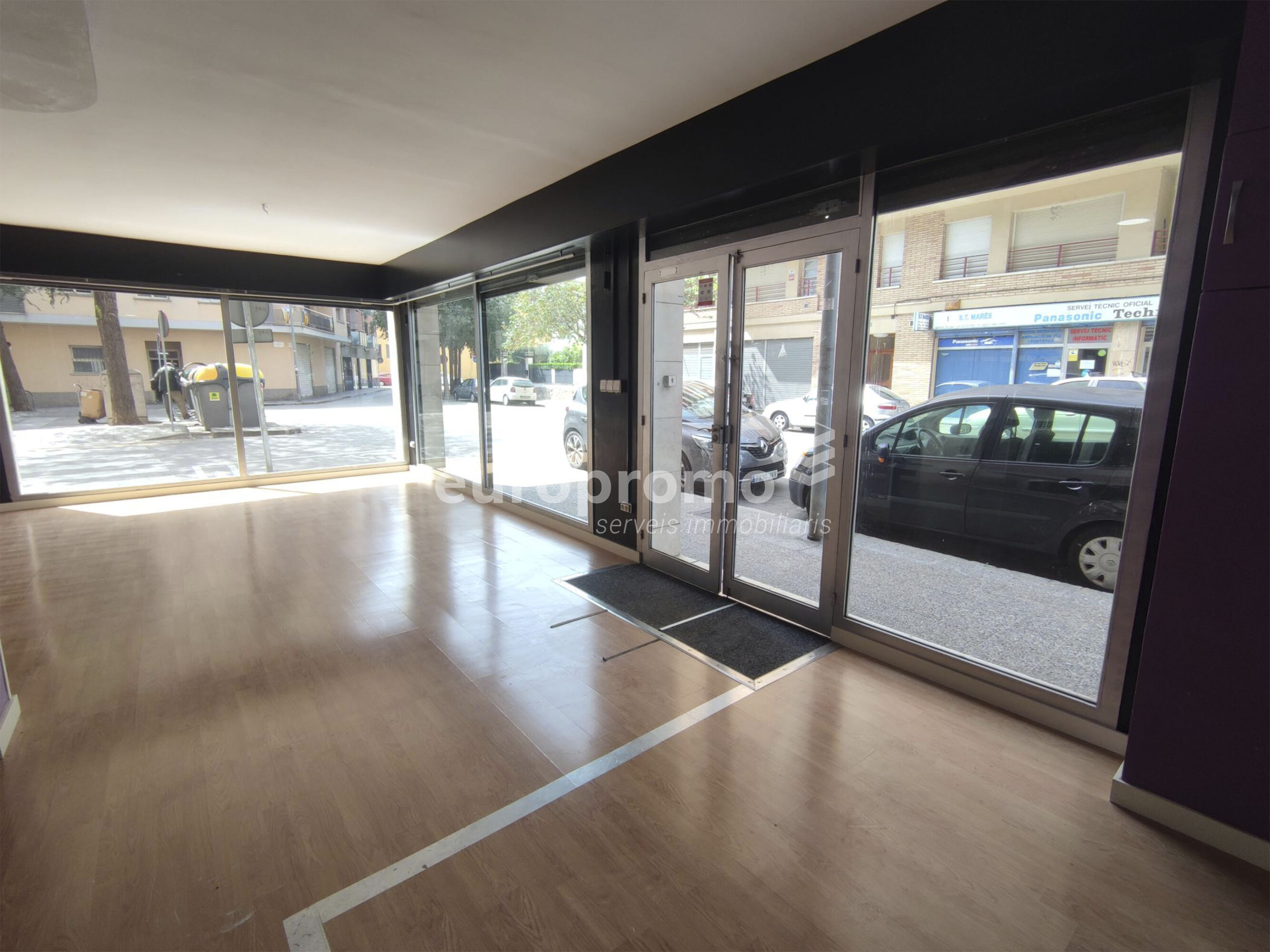 Local esquinero de 76m2 con 14 metros lineales de fachada situado en la zona  en Santa Eugènia